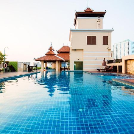 Aiyara Palace Pattaya Εξωτερικό φωτογραφία The swimming pool at the hotel