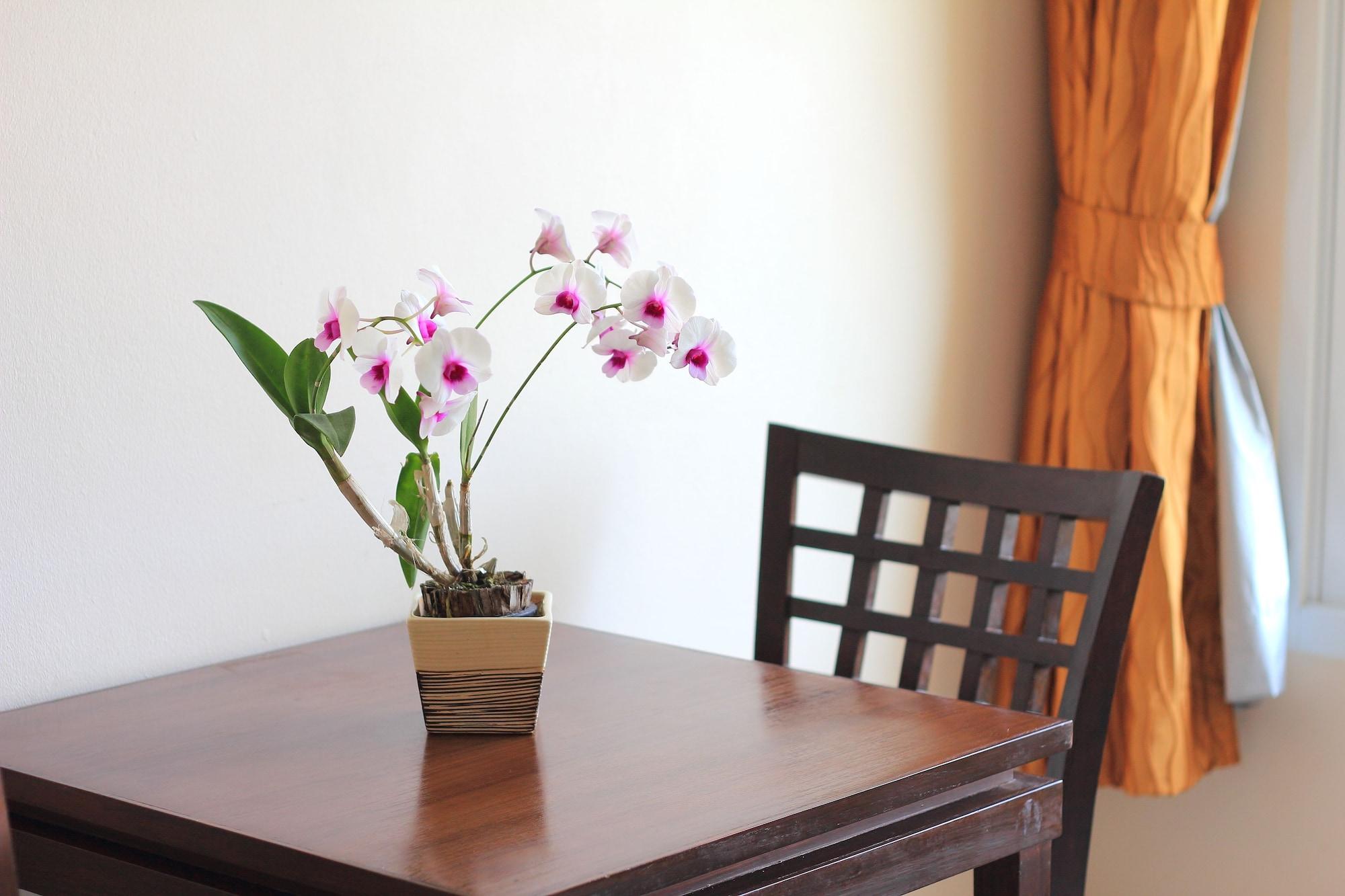 Aiyara Palace Pattaya Εξωτερικό φωτογραφία A table with a chair