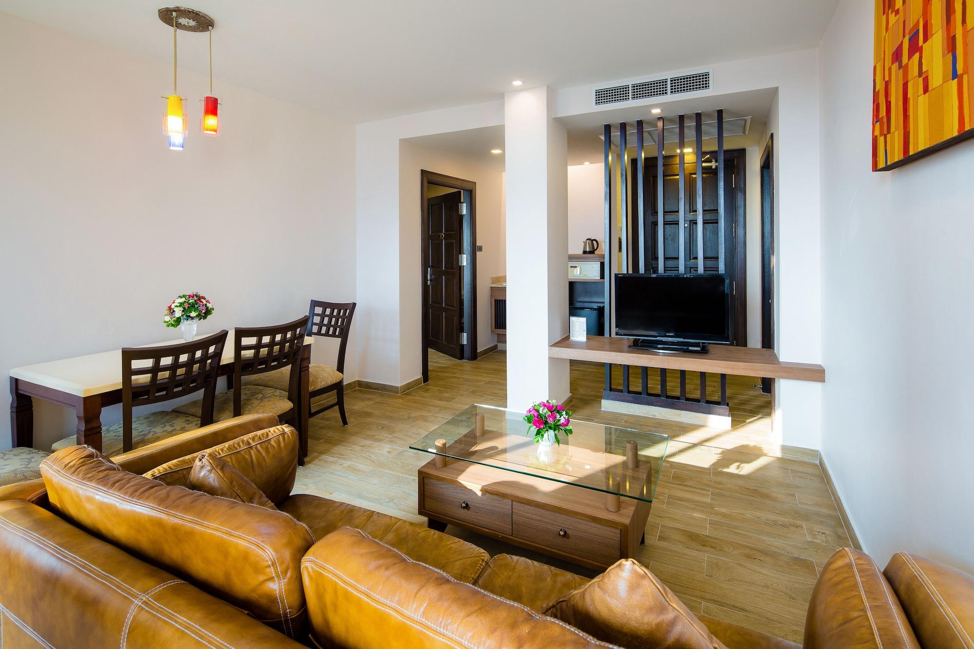 Aiyara Palace Pattaya Εξωτερικό φωτογραφία A living room in a serviced apartment in Hanoi, Vietnam