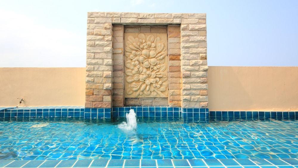 Aiyara Palace Pattaya Εξωτερικό φωτογραφία A wall fountain