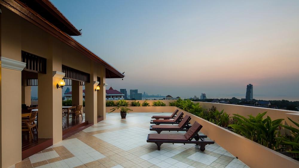 Aiyara Palace Pattaya Εξωτερικό φωτογραφία Rooftop pool at the Royal Thai Hotel