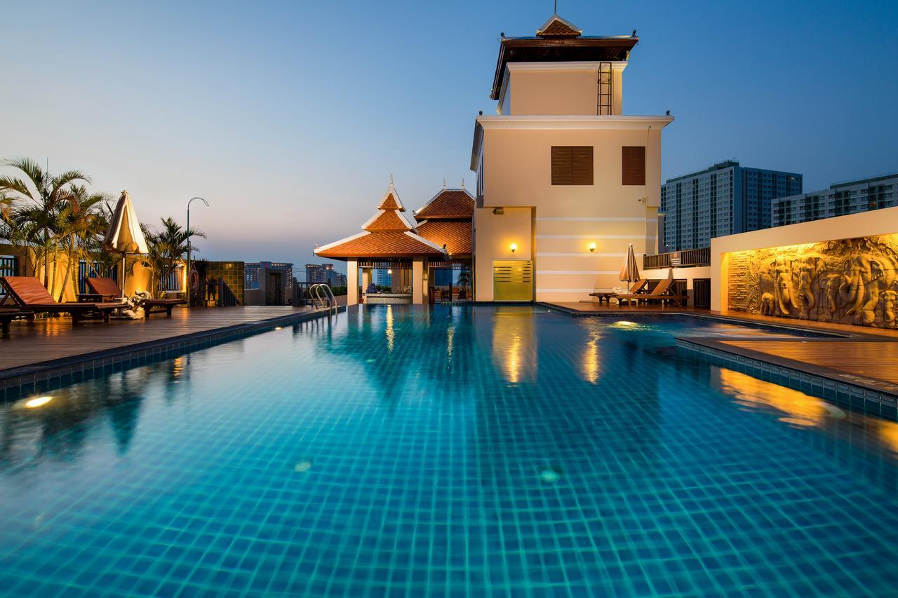 Aiyara Palace Pattaya Εξωτερικό φωτογραφία The swimming pool at the U Sathorn