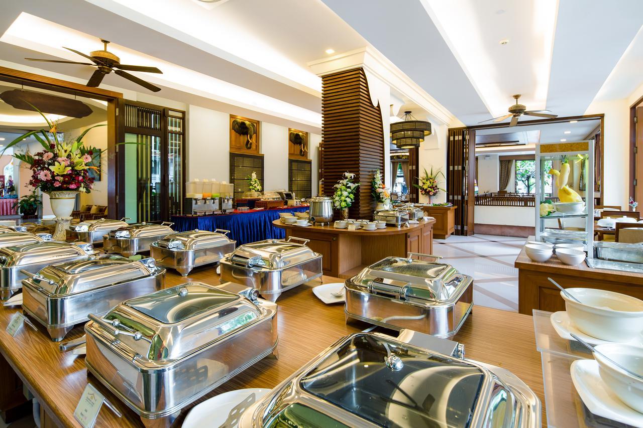 Aiyara Palace Pattaya Εξωτερικό φωτογραφία A buffet at a hotel