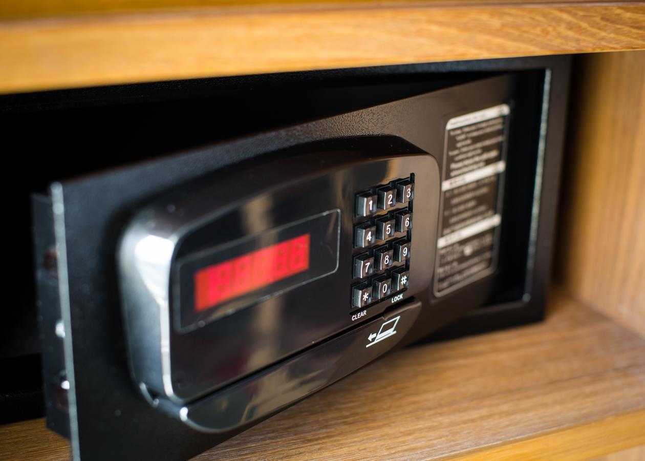 Aiyara Palace Pattaya Εξωτερικό φωτογραφία A safe with a digital keypad