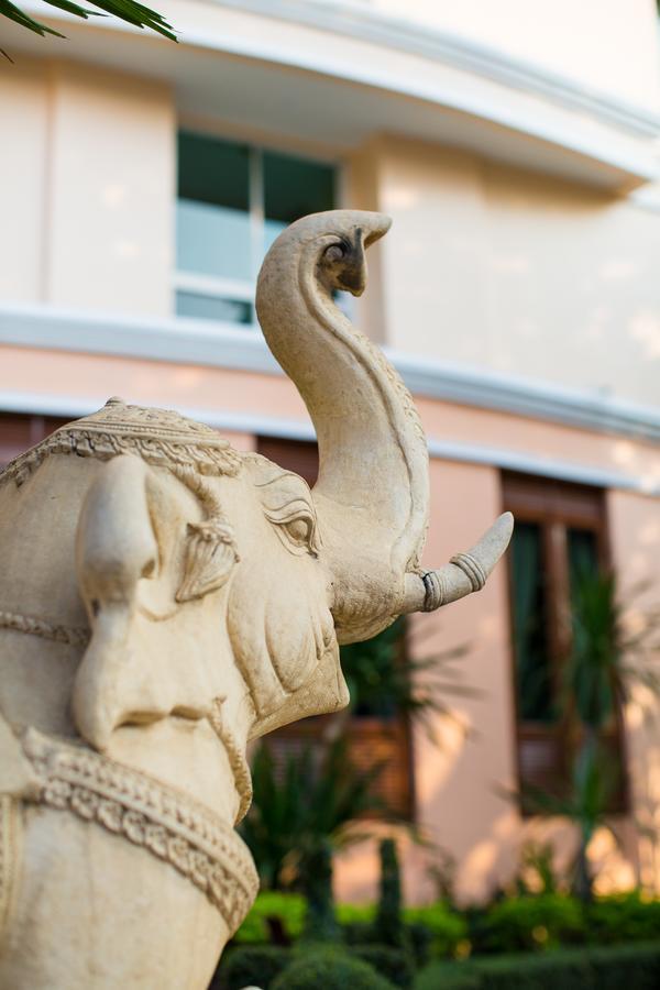 Aiyara Palace Pattaya Εξωτερικό φωτογραφία The elephant statue at the entrance of the hotel