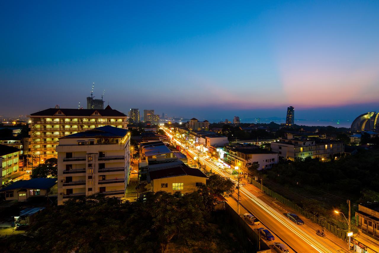 Aiyara Palace Pattaya Εξωτερικό φωτογραφία View of the city at night