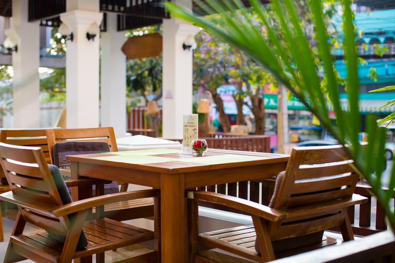 Aiyara Palace Pattaya Εξωτερικό φωτογραφία The restaurant at the hotel