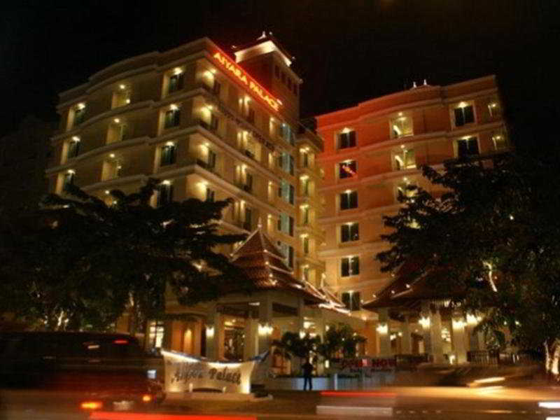 Aiyara Palace Pattaya Εξωτερικό φωτογραφία The hotel at night